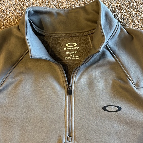 Excellent preowned condition. Made by Oakley in a size large. - Picture 2 of 8